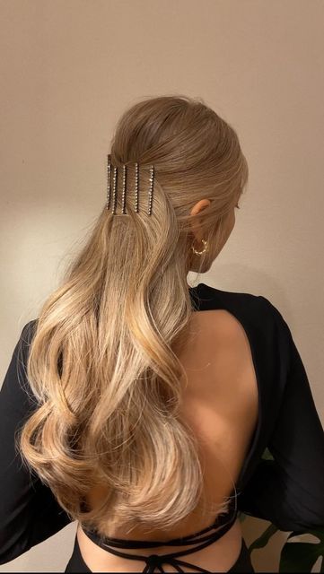 Half Up Half Down Styles Wedding, Wedding Hair Bobby Pins, Night Wedding Hairstyles, Prom Hairstyles With Pins, Hairstyles For Prom Blonde Hair, Rhinestone Half Up Half Down, Bridesma Hairstyles, Prom Hair Blowout Half Up, Fancy Hair Pins Hairstyles