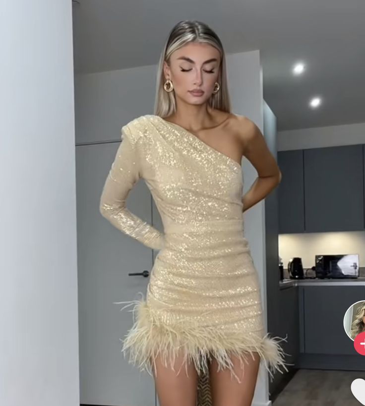 Birthday Outfit 18th Dress, Gold Dress For Golden Birthday, Gold And White Party Outfit, Elegant Short Champagne Dress, White And Gold Outfits Parties, Golden Birthday Dress, Golden Dress Short, Glitz And Glam Party Outfit, Feather Dress Short