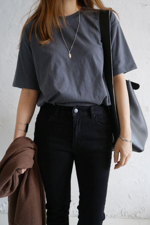 neutrals Women’s Minimalist Fashion, 90s Fashion Grunge Summer, Minimal Classic Style, Minimalist Wardrobe Capsule, 23 Style, Outfit Essentials, Mode Inspo, 가을 패션, Mode Inspiration