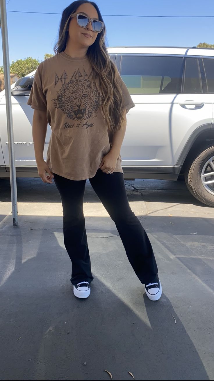 Casual Flared Leggings Outfit, T Shirt With Leggings Outfits Casual, Flared Leggings With Oversized Tshirt, Leggings With Big Shirts, Flared Leggings Oversized Shirt, Ways To Wear Flared Leggings, Black Jeans Tshirt Outfits, Yoga Pants And Vans Outfit, Flare Legging Summer Outfit