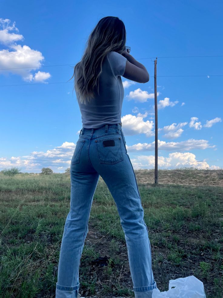 Wrangler jeans Fall Women Jeans, Wrangler Jean Outfits Woman, Wrangler Jeans Outfits Woman, Cowboy Boots Jeans Outfit Women, Cute Boot Cut Jeans, Casual Cowgirl Outfits Simple, Bootcut Jeans With Cowboy Boots, Wrangler Flare Jeans Outfit, Cowboy Cut Jeans Outfit