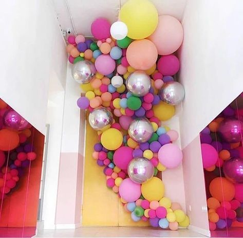 there are many balloons and balls in the room