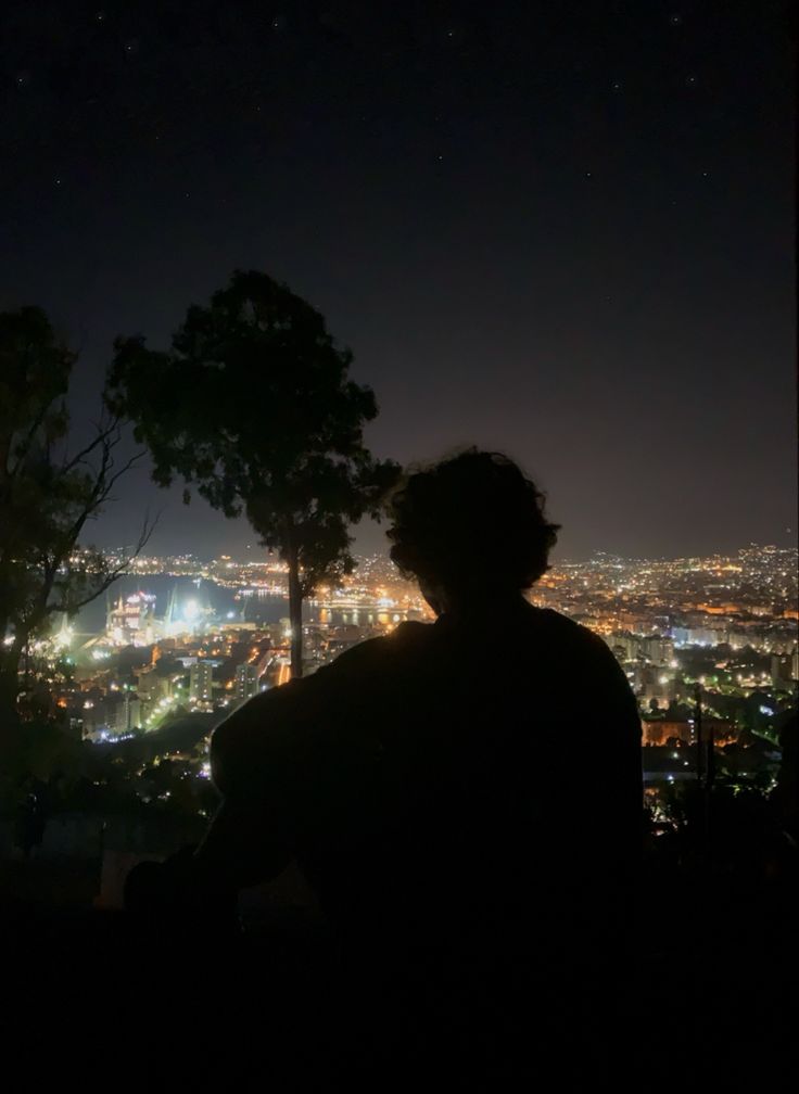 Silhouette | city lights | man photo pose | instagram idea | aesthetic | tumbrl Night Men Photography, Nighttime Photoshoot Ideas Men, Night Boy Aesthetic, Man Silhouette Aesthetic, Aesthetic Solo Pics, Asthetic Picture Boys, Instagram Post Ideas Men, Poses For Pictures Instagram Men, Streetlight Aesthetic