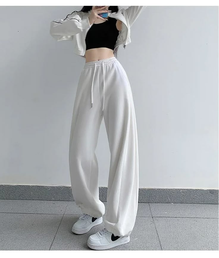 High-Waisted Sports Oversized Sweatpants – Thekittenpark How To Style Sweatpants, Oversized Sweatpants, Korean Casual Outfits, Ripped Denim Shorts, Tomboy Fashion, Ripped Denim, Casual Style Outfits, Casual Elegance, Solid Pattern