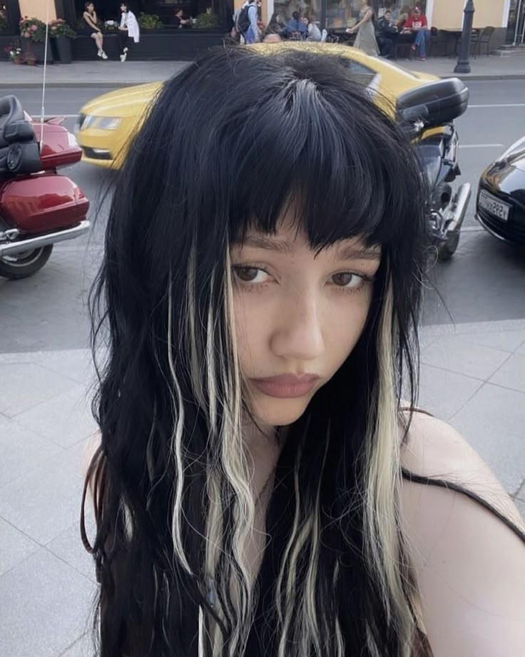 Grunge Long Hairstyles, Peekaboo Raccoon Tail Hair, Hairstyles For Short Bangs, Black Hair With Blonde Tips, Bang Highlights, Skunk Hair Wolf Cut, Skunk Dyed Hair, Long Alternative Hair, Skunk Hair