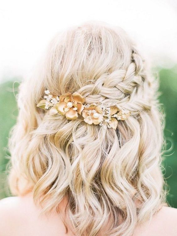 Sanggul Modern, Bridal Braids, Prom Hairstyles For Short Hair, Floral Accessories Hair, Short Wedding Hair, Penteado Cabelo Curto, Short Hairstyle, Formal Hairstyles, Wedding Hair And Makeup