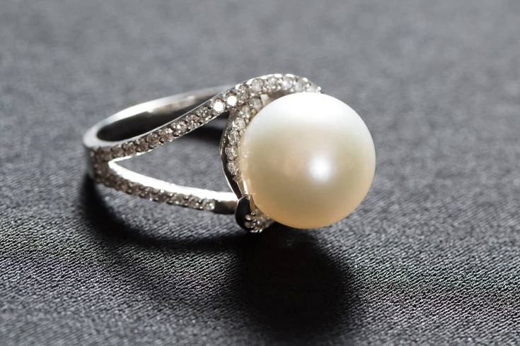 For a long time, pearls were shorthand for a certain kind of elegance. They were all about sophistication, class, and old-world charm. And we’ve all heard the idioms. Diving for pearls. Clutching pearls. Even Disney ... Read more Clean Rings At Home, How To Clean Pearls, Gold Ring Images, Pearl Engagement Rings, Clean Rings, How To Clean Gold, Wearing Pearls, Peacock Pearls, How To Clean Silver