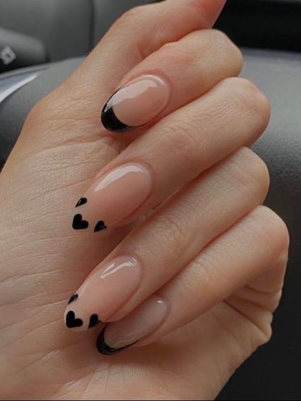 Maluma Inspired Nails, Cute Minimalistic Nail Designs, Valentines Day Nails Nail Art, Minimalist Heart Nails, Simple Heart Nails, Hearts On Nails, Black Heart Nails, Hearts Nail Art, Heart Nail Designs