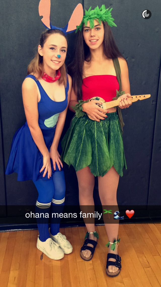 Disney Lilo and Stich DIY Halloween costumes!                                                                                                                                                      More Stitch Halloween Costume, Best Friend Costumes, Stitch Costume, Meme Costume, Friend Costumes, Teen Halloween, Bff Halloween Costumes, Best Friend Halloween Costumes, Great Halloween Costumes