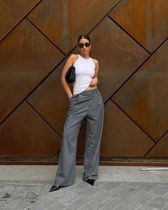 Pointy Heels Outfit, Grey Top Outfit, European Closet, Outfit Minimalista, Grey Pants Outfit, High Heels Outfit, Pointy Heels, Quoi Porter, Heels Outfits