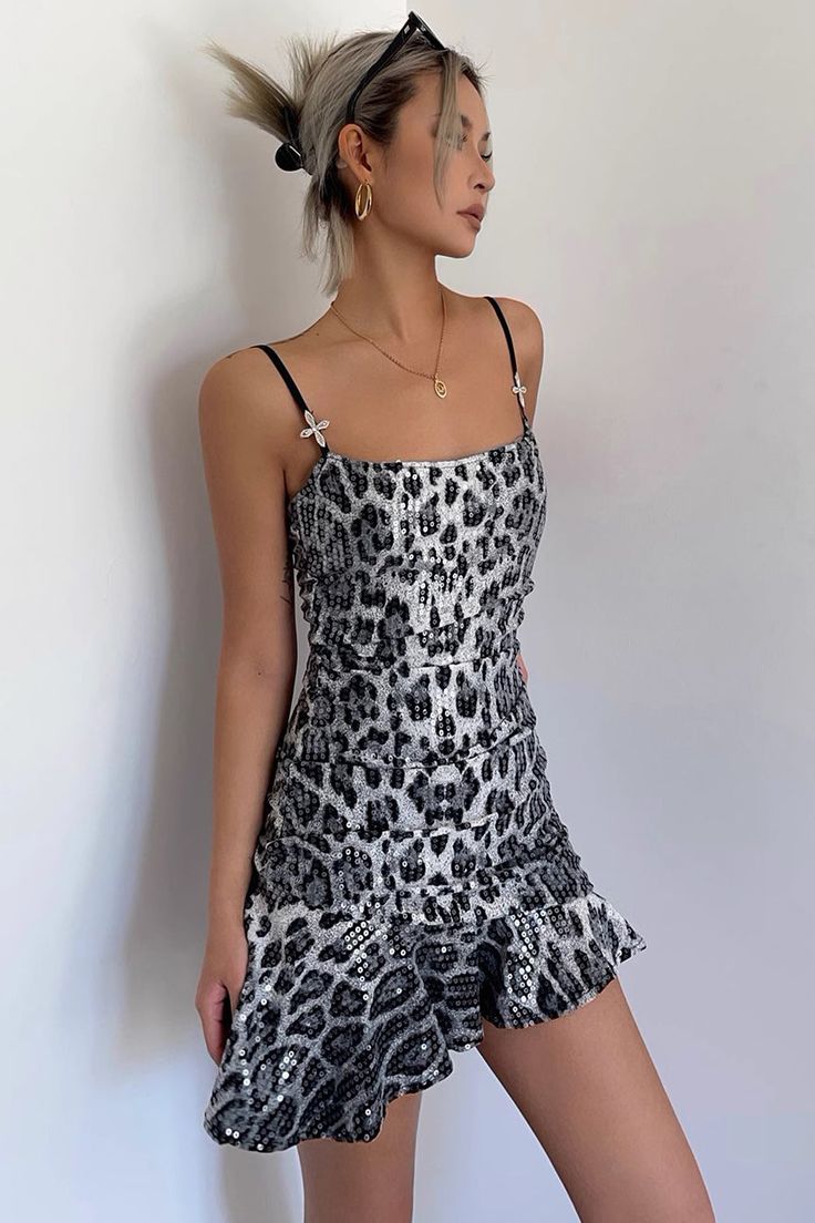 Item Type: Dress Material: Polyester Pattern: Print Collar: Square Collar Sleeve Length: Sleeveless Color: As Photo Size: S,M,L Size(cm) Dress Length Bust Waist S 62 70 50 M 63 74 54 L 64 76 58 Bodycon Tops, Cheetah Print Dress, Suspender Dress, Asymmetrical Hem, Bandage Dress, Mesh Dress, Asymmetric Hem, Cheetah Print, Elegant Woman