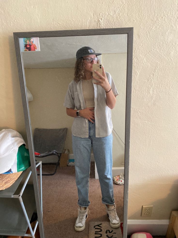 Lesbian Hat Outfit, Skater Hat Outfit, 5 Panel Hat Outfit Women, She They Aesthetic Outfits, Masc Women Aesthetic Summer, She They Outfits, Bisexual Summer Outfits, Gay Women Outfits, Lesbian Outfits Aesthetic