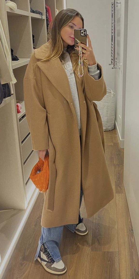 Tan Long Coat Outfit, Long Tan Coat Outfit, Tan Coat Outfit Winter, Tan Coat Outfit, Oversized Coat Outfit, Brown Coat Outfit, Katerina Berezhna, Coat Outfit Casual, Long Coat Outfit