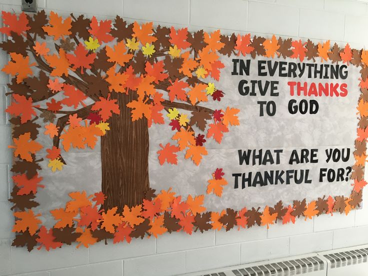 a bulletin board with leaves on it that says, in everything give thanks to god what are you grateful for?