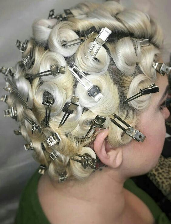 Pin Curls Long Hair, Curls Aesthetic, Pin Curl Hair, Cabelo Pin Up, Curls For Medium Length Hair, Hairstyle Prom, Iron Curls, Wedding Hairs, Vintage Hair Salons