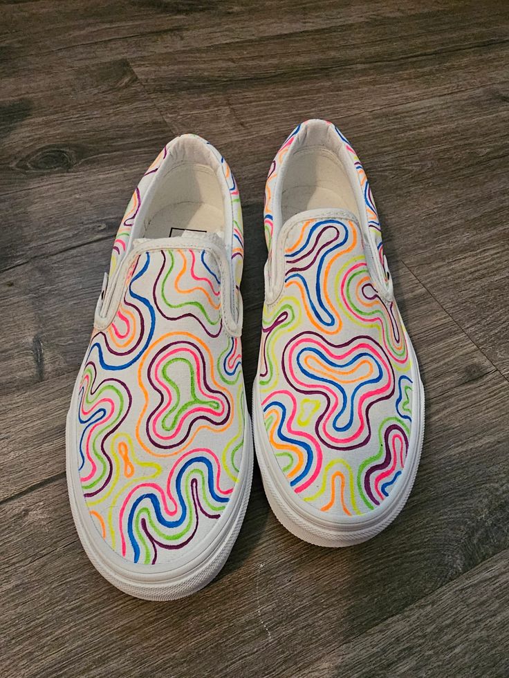 Diy Vans Paint, Hand Painted Canvas Shoes, Painting Vans Ideas, Vans Design Shoes Diy, Easy Shoe Painting Ideas, Hand Painted Shoes Ideas, Shoe Painting Ideas Vans, Painted Vans Slip On, Sneakers Painting