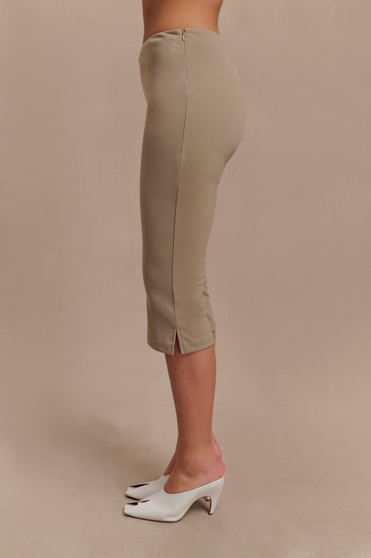 Low-key days out.The LAYLA Flared Crepe Capri Pants are a chic and versatile piece, perfect for elevating your wardrobe. These high-waisted pants feature a flattering mid-calf length and a stylish flared hem shape. The side zip and hook & eye closure ensure a sleek and secure fit, while the stretch fabrication offers comfort and ease of movement. Unlined for a lightweight feel, these pants pair perfectly with the Antonia Strapless Cut Out Top, creating a sophisticated and effortlessly stylish en