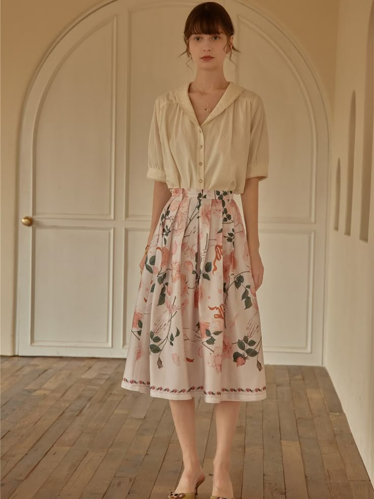 Get this floral skirt in Simple Retro. 2021 Spring/Summer simple retro style. Retro Classy Outfits, Printed Skirt Outfit, Satin Skirts, Outfit Retro, Simple Retro, Printed Pleated Skirt, Crisp Autumn, Trendy Outfit Ideas, Trendy Outfit