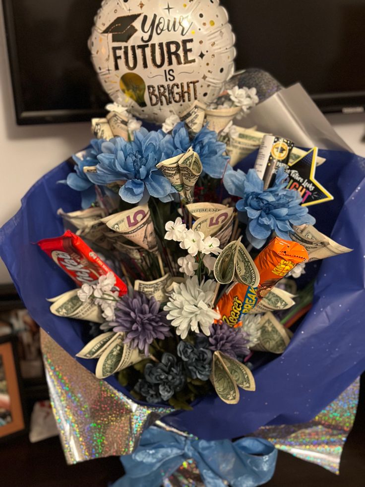 Money bouquet made for teen boy Graduation Gift Ideas Bouquet, Cute Graduation Gifts For Bf, Graduation Basket For Boyfriend, Graduation Gift For Brother, Good Graduation Gifts For Boyfriend, Graduation Boy Gifts, Graduation Ideas For High School Boys, Money Bouquets For Graduation, Boy Graduation Lei Ideas