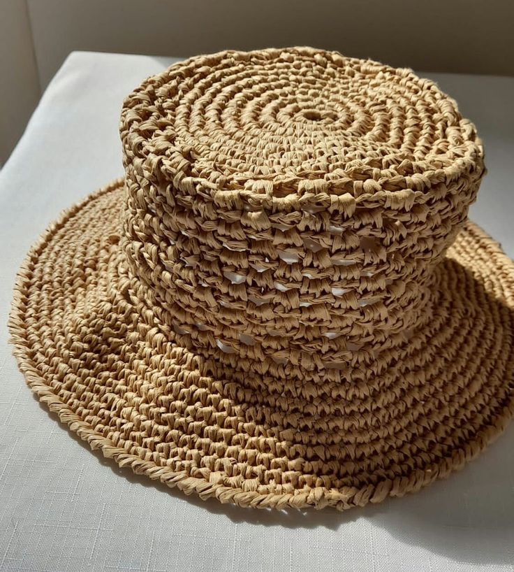 Looking for a hat to complement your style on hot summer days? This handmade raffia hat is for you! It offers a comfortable use thanks to its breathable beige raffia material. It is suitable for use both on the beach and in the city with its design in the style of a straw beach hat. This expertly crafted hat is handcrafted and crafted using sustainable materials. Express your style on your summer adventures with this comfortable, stylish and environmentally friendly hat. Natural Handwoven Sun Hat For Spring, Spring Natural Color Handwoven Sun Hat, Spring Natural Handwoven Sun Hat, Natural Woven Bucket Hat With Short Brim, Spring Braided Palm Leaf Sun Hat, Woven Straw Brimmed Bucket Hat, Woven Straw Bucket Hat With Brim, Casual Open Weave Sun Hat For Summer, Beige Handwoven Crochet Hat For Spring