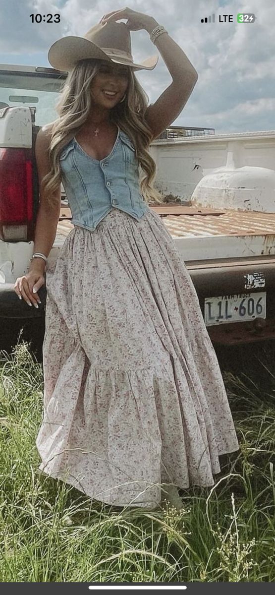 Dress Cowgirl Outfits, Western Casino Outfit, Tenesse Outfit Fall, Western Outfits Women Fancy, Western Formals Women, Cottage Cowgirl Outfits, Western Old Money Aesthetic, Renessance Fair Outfit, Western Chic Fashion Dressy