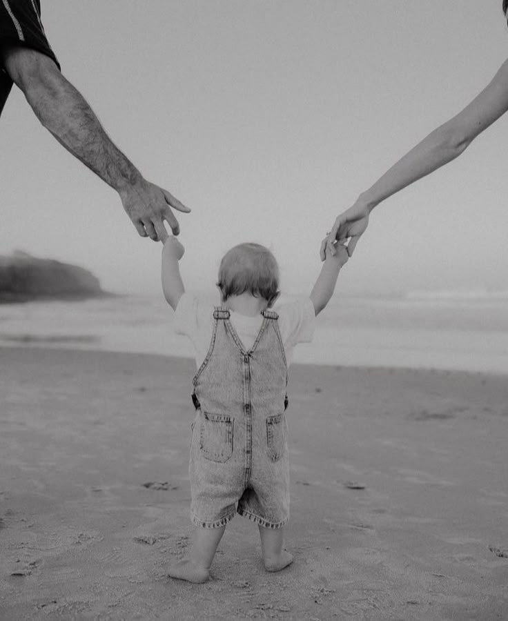 Editorial Family Beach Photoshoot, Family Of 3 Beach Photoshoot, Family Summer Holiday, Beach Photoshoot Ideas Family Of 3, Winter Beach Family Photoshoot, Family Beach Photoshoot Ideas, Family Beach Photos With Baby, Beach One Year Old Pictures, Beach Baby Pictures