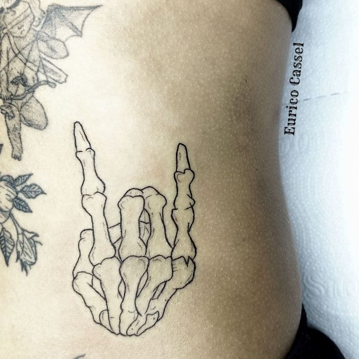 Tatuagem #rocknroll American Traditional Rock And Roll Tattoos, Rock Skeleton Hand Tattoo, Tattoo Ideas Rock And Roll, Punk Rock Tattoos For Men, Skeleton Hand Rock On Tattoo, Glam Rock Tattoo, Rock Symbol Tattoo, 80s Rock Tattoo Ideas, Punk Rock Tattoo Ideas