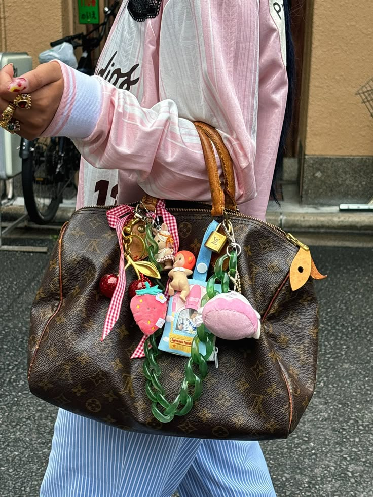 @tashteshtish Trinket Bag Aesthetic, Bag Trinkets, Trinket Bag, Sac Louis Vuitton, Accessorize Bags, Inside My Bag, What In My Bag, Jane Birkin, Bags Aesthetic