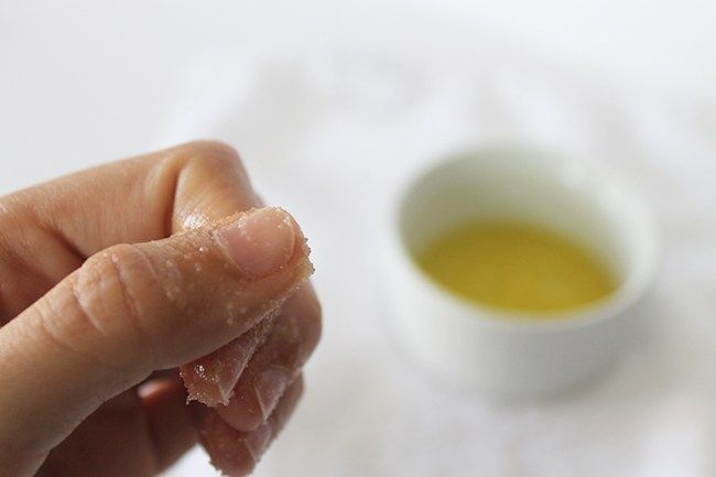 Use half sugar half olive oil to create a moisturizing cuticle scrub for your chic polish-free manicure Natural Nail Manicure, Safe Nail Polish, Natural Nails Manicure, Natural Manicure, Natural Nail Care, Gel Nails At Home, Polish Manicure, Cuticle Care, Nail Polish Brands