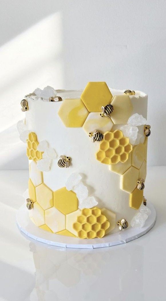 Bee Birthday Cake, Nice Cake, Honeycomb Cake, Bee Birthday Party, Bee Cakes, Cakes Recipes, Creative Birthday Cakes, Pretty Birthday Cakes, Yellow Cake