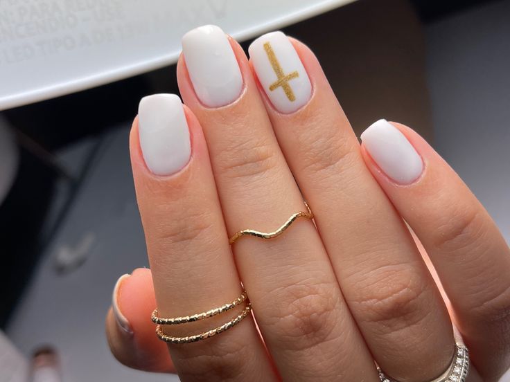 Cute Christian Acrylic Nails, White Nails Cross Design, Cute Confirmation Nails, Short Nails Cross Design, Cross Designs Nails, Confirmation Nails Short, White Nails With Gold Cross, Nail Ideas For Confirmation, Cute Simple Nails Short Square