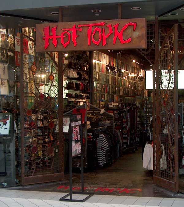 Hot Topic: "Dungeon" store design with a gothic-styled, arched set of twin gates serving as the store's front entrance doors. Debuted in 2000. Hot Topic Aesthetic, Old Hot Topic, Hot Topic Store, Emo Clothes, Emo Clothing, Goth Gf, Alt Goth, 2000s Emo, Emo Aesthetic