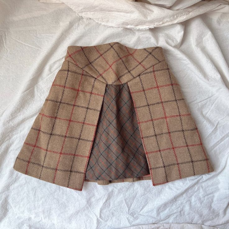 Details - Japan Size 12, Equivalent To Us Small. Will Fit Waists Up To 27". - Extremely Rare Vintage Made-To-Order Couture Skirt In Flawless Condition - Uses Harris Tweed Wool In Two Patterns, One Beige And One Grey, With Baby Pink Satin Lining - High-Waisted Fit With Zip And Hook Closure Condition - Bought From Private Collection In Japan - In Perfect Condition With No Signs Or Wear Or Damage - Has Been Dry-Cleaned # Vivienne Westwood Scotland Scottish Scot Wool Designer Luxury Cute Plaid Tartan Winter Cold Punk Alt Alternative Elegant Tweed Pleated Skirt, Elegant Beige Tweed Skirt, Fitted Tweed Skirt With Lining, Fitted Tweed Lined Skirt, Beige Tweed Skirt For Work, Fitted Tweed Skirt, Fall Beige Tweed Skirt, Lined Tweed Mini Skirt, Tweed Mini Skirt With Lined Detail