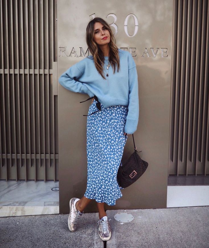 . Rok Outfit, Blue Daisies, Skirt And Sneakers, Summer Work Outfits, Skirt Midi, Mode Inspo, Blue Sweater, 가을 패션, London Blue