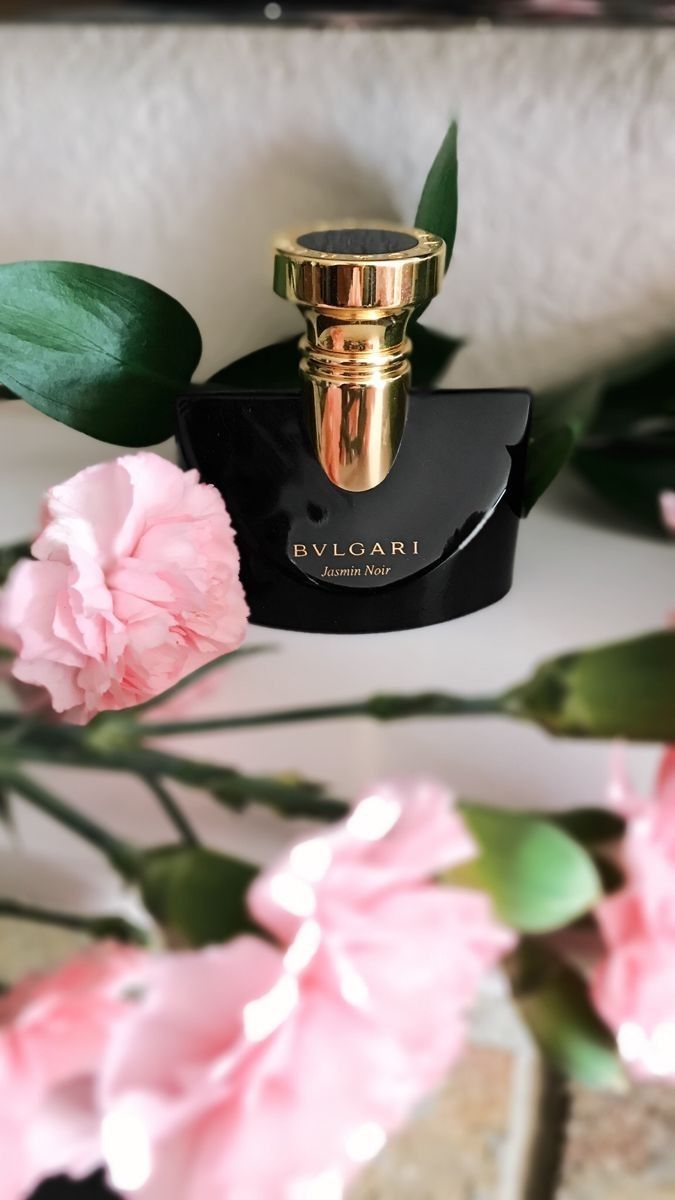 Bvlgari Jasmin Noir, Bvlgari Perfume, Perfume Photography, Earthy Fragrance, Perfume Ad, Perfume Collection Fragrance, Rose Perfume, Warm Fragrance, Perfume Store