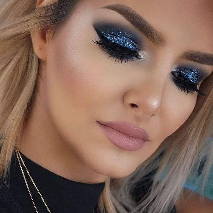 Dark blue glitter eye shadow 💙 Glittery Smokey Eye, Mac Make Up, Blue Eyeshadow Makeup, Glittery Eye Makeup, Blue Eyeshadow Looks, Party Make-up, Glittery Eyes, Eyeshadow For Blue Eyes, Smokey Eyeshadow