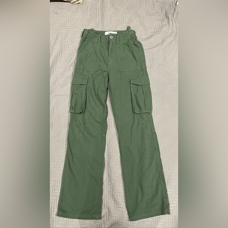 Bershka Cargo Pants Spring Full Length Cargo Pants With Five Pockets, Green Wide Leg Bottoms With Patch Pockets, Green Wide-leg Bottoms With Patch Pockets, Green Wide Leg Cargo Pants With Five Pockets, Green Relaxed Fit Mid-rise Cargo Pants, Spring Green Cargo Jeans For Workwear, Mid-rise Green Cargo Jeans For Spring, Spring Cargo Style Jeans, Spring Straight Leg Parachute Pants With Multiple Pockets