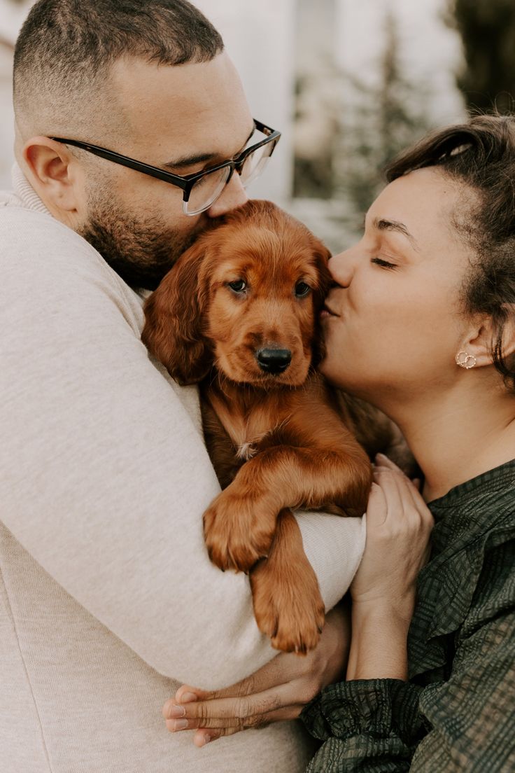 Puppy photoshoot Dog Photoshoot With Couple, Family Picture With Puppy, New Puppy Family Photoshoot, Puppy Pictures With Owners, Puppy And Me Photoshoot, Photo Shoot With Puppy, Couple Pictures With Puppy, Puppy Couple Photoshoot, Puppy Photoshoot Ideas Dog Owners