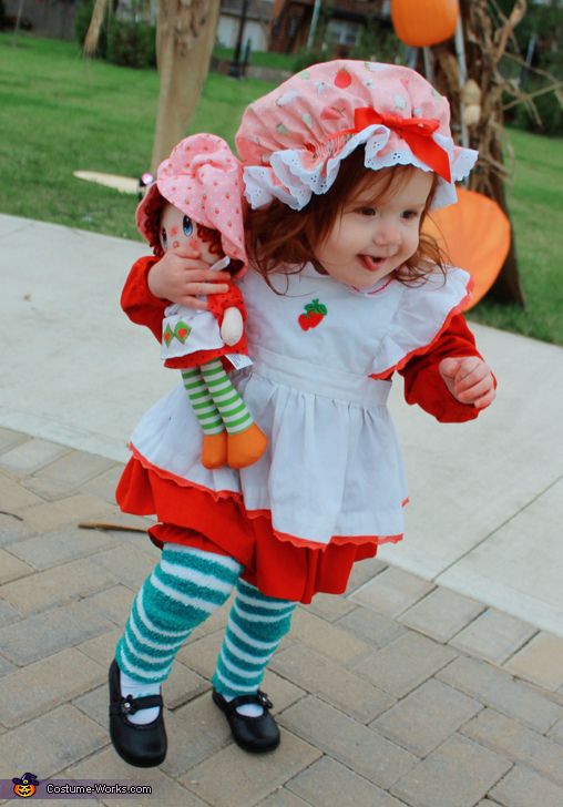 Strawberry Shortcake Halloween Costume, Strawberry Shortcake Costume, Strawberry Costume, Old Halloween Costumes, Handmade Halloween Costumes, Halloween Costume Contest, Family Costumes