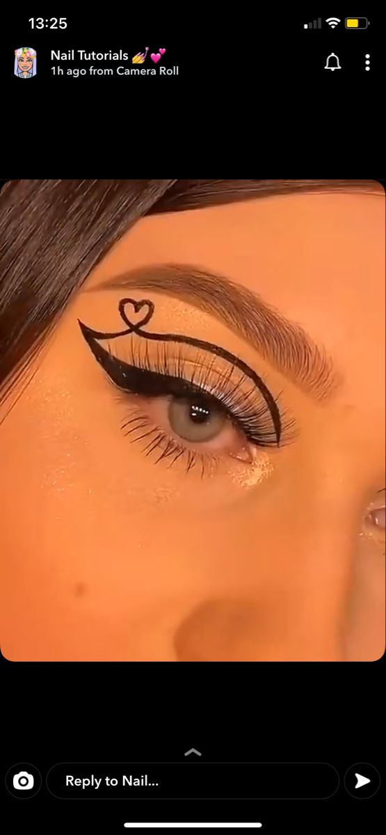 Cute Heart Eyeliner, Simple Eyeliner Halloween Makeup, Eyeliner Heart Under Eye, Cool Simple Eyeliner, Eye Heart Makeup, Heart Shaped Eyeliner, Eyeliner With Heart, Cute Makeup Looks Eyeliner, Heart Liner Makeup