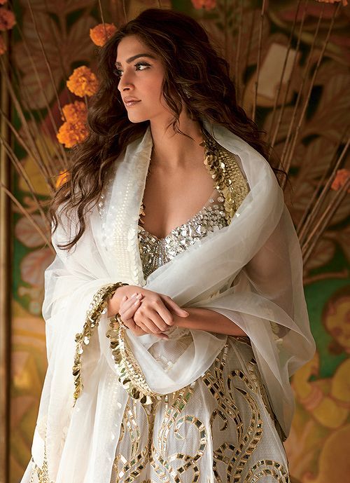 Sonam Kapoor Sonam Kapoor Fashion, Anil Kapoor, Hello Magazine, Saree Bollywood, Alternative Wedding Dresses, Indian Bridal Wear, Sonam Kapoor, Indian Wedding Outfits, Indian Designer Outfits