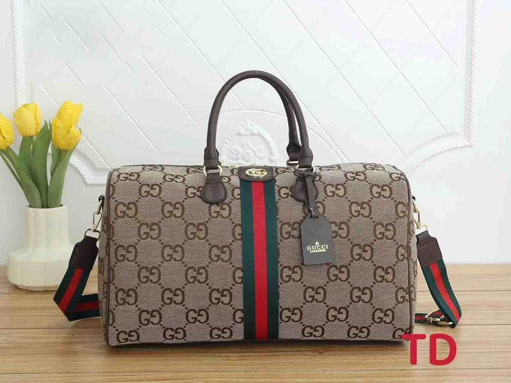 Designer Shoes Gucci, Women Bags Fashion Handbags, Louis Vuitton Phone Case, Sneakers Fashion Outfits, Holiday Bag, African Men Fashion, Tiffany Style, Types Of Bag, Purses Designer