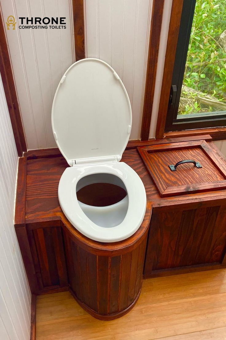 DIY composting toilet Portable Composting Toilet, Dry Toilet Ideas, Dry Toilet Design, Compost Toilet Bathroom, Indoor Composting Toilet, Composting Toilet Outhouse, Off Grid Toilet, Outdoor Composting Toilet, Outdoor Toilet And Shower Ideas