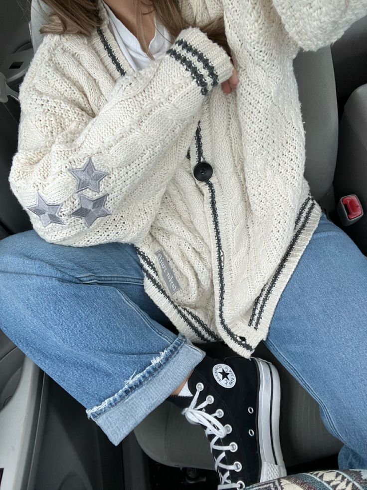 Fall Cardigan Aesthetic, Folklore Outfit Aesthetic, Taylor Cardigan Outfit, Aesthetic Cozy Outfits, White Cardigan Outfit Aesthetic, Folklore Cardigan Outfit, Cardigan Winter Outfit, Taylor Swift Cardigan Outfit, Button Cardigan Outfit