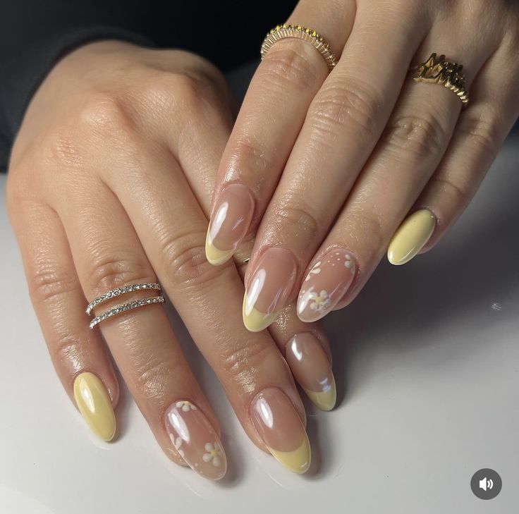 Everyday Acrylic Nails, Yellow Nails Aesthetic, Basic Fall Nails, Senior Nails, Nails Delicate, College Nails, Yellow Tips, Yellow Nail Art, Yellow Nails Design