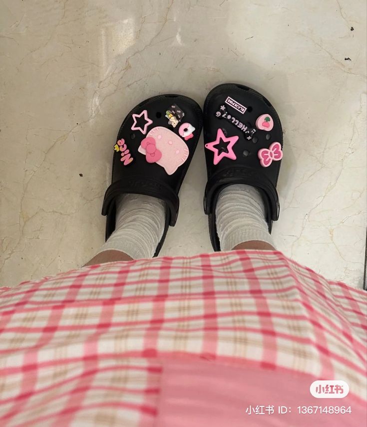 Pink Crocs Jibbitz Ideas, Xiaohongshu Crocs, Crocs Jibbitz Aesthetic Pink, Kuromi Jibbitz, Crocs Platforms, Black Crocs With Hello Kitty Charms, Kawaii Crocs Shoes, Croc Jibbitz Ideas, Platform Crocs