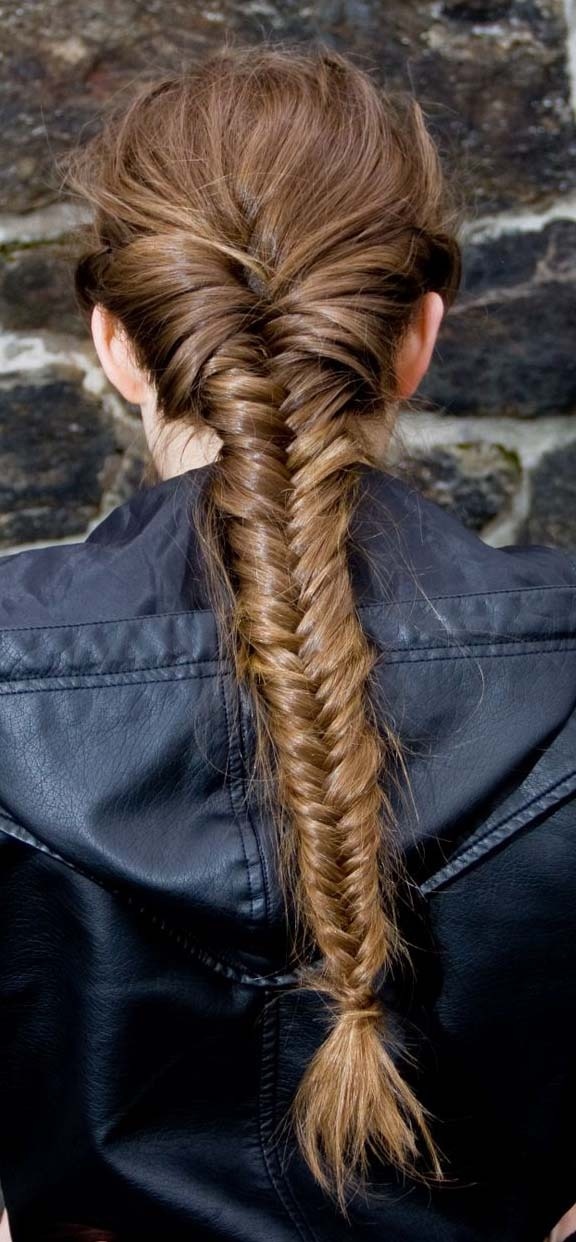 fishtail braid Coffee Hair Dye, Herringbone Braid, Hair Maintenance Tips, Haute Hair, Romantic Hairstyles, Hair Life, Baddie Hairstyles, Fish Tail Braid, Hair Today