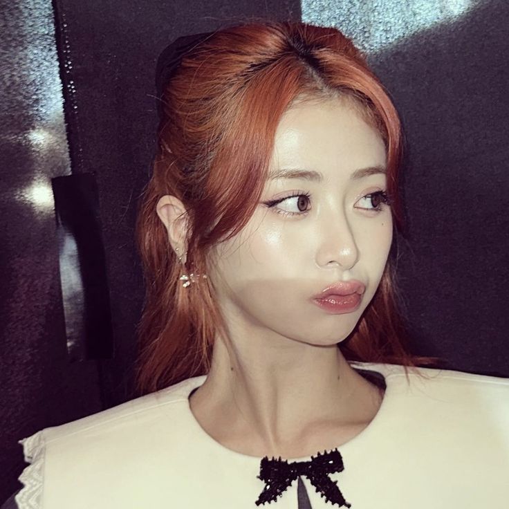 huh yunjin orange hair Yunjin Kim, Huh Yunjin, Pre Debut, Orange Hair, Korean Makeup, Aesthetic Photo, Instagram Update, Korean Girl, Kpop Idol