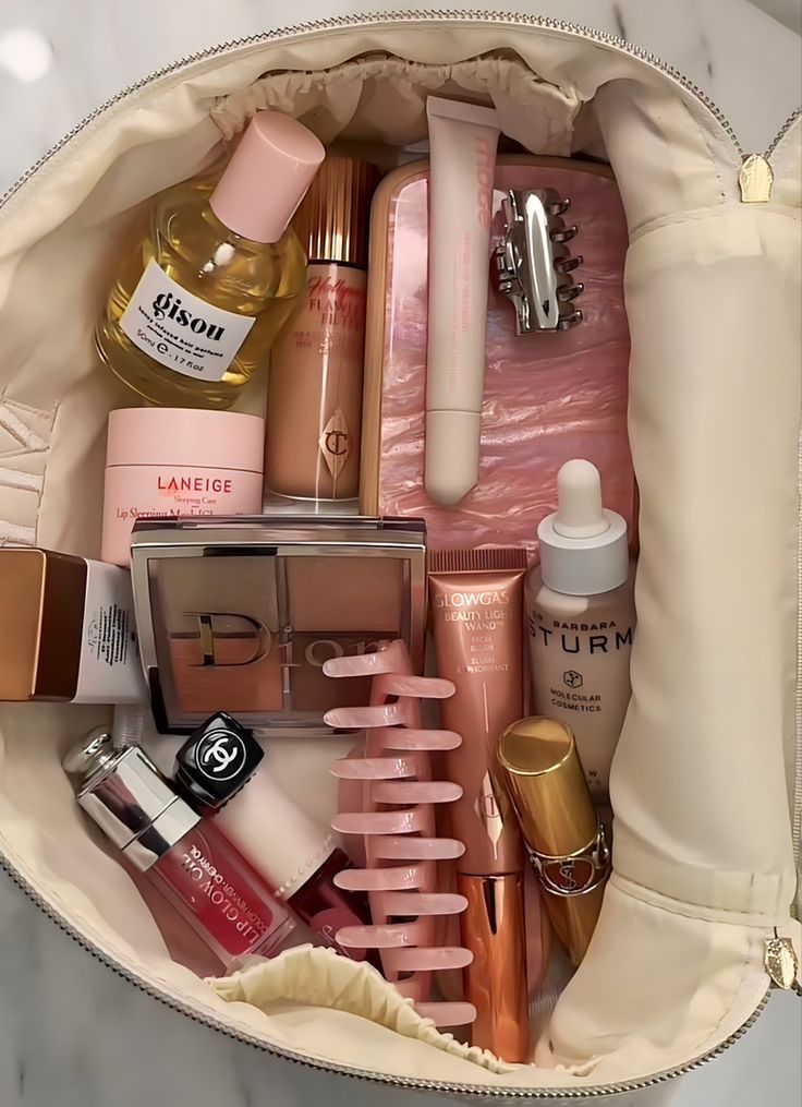 Makeup Bag Essentials, Smink Inspiration, Colby Brock, Makeup Needs, Blair Waldorf, Makeup Items, روتين العناية بالبشرة, Clean Girl, Makeup Essentials