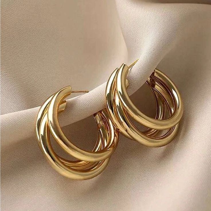 1pair Fashionable Minimalist Cuff Hoop Earrings For Women For Daily Wear Easy To Dress Up Or Wear Casual Color: Yellow Gold Material: Iron Jewelry Product Shots, Triple Hoop Earrings, Korean Earrings, Rock Jewelry, Jewelry Lookbook, Jewelry Photography, Square Earrings, Geometric Earrings, Circle Earrings